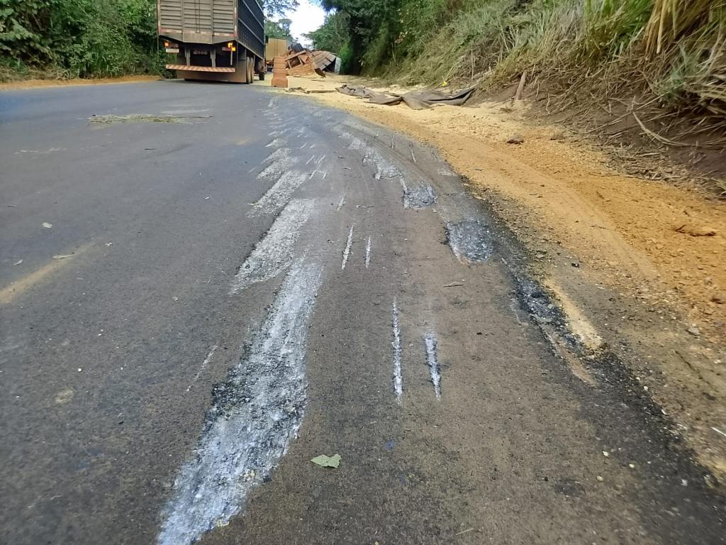 Imagem 2 do post Caminhão tomba na MG-188 em Coromandel e interdita parcialmente a rodovia