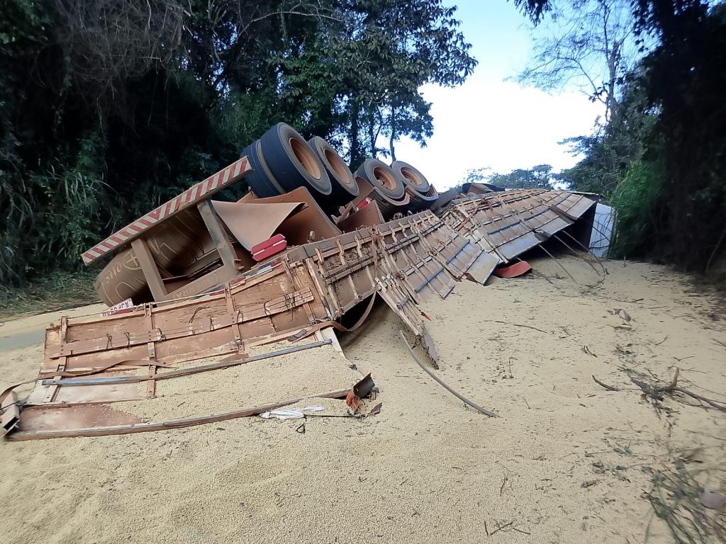 Caminhão tomba na MG-188 em Coromandel e interdita parcialmente a rodovia