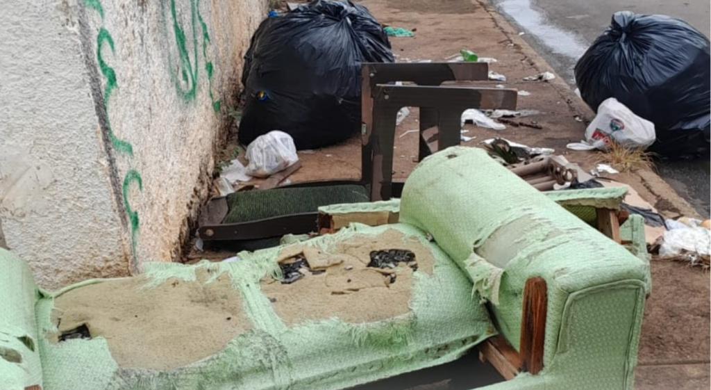 Descarte irregular de lixo é registrado na saída do bairro Serra Negra e Prefeitura faz alerta