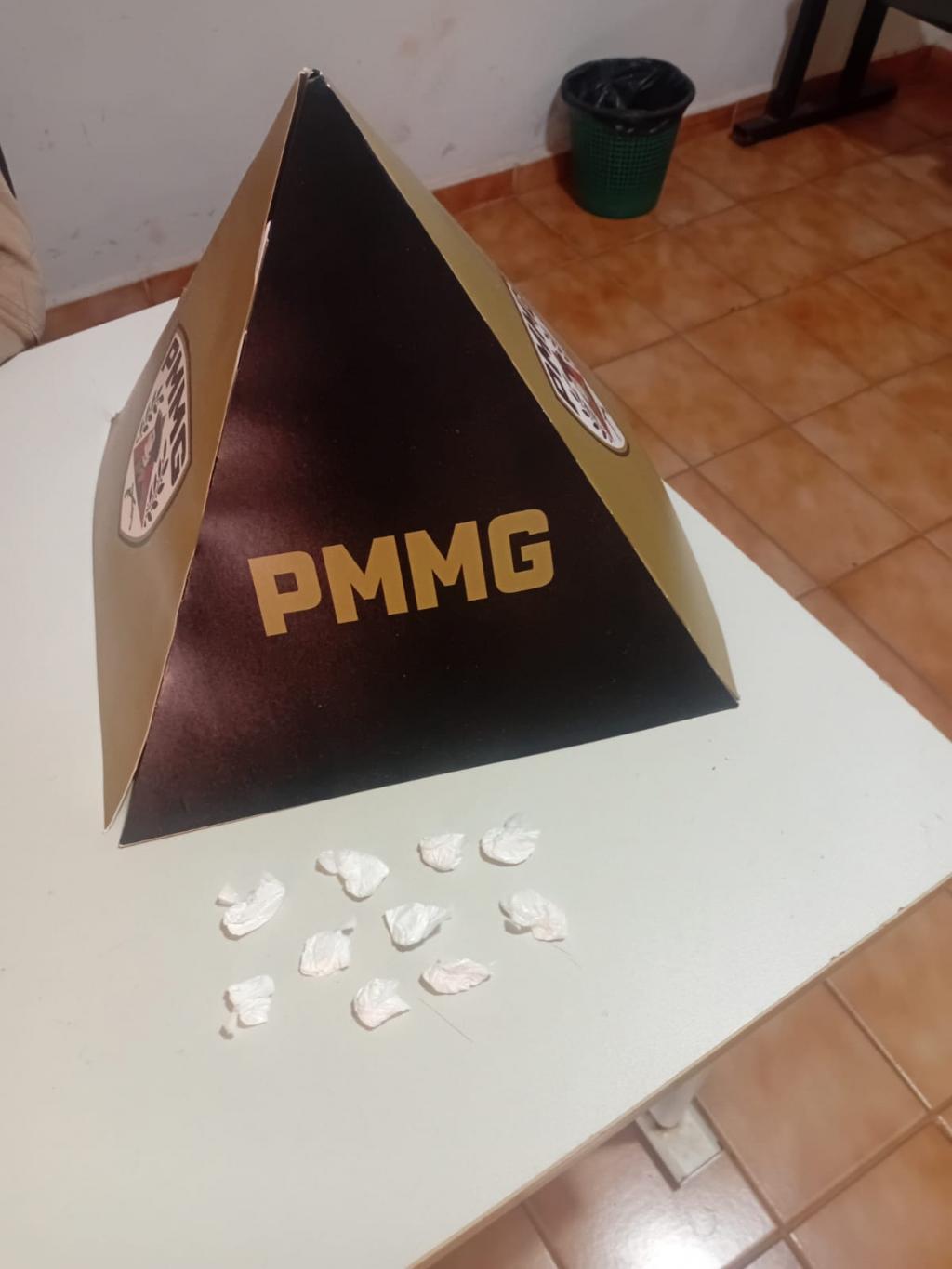 Homem é preso por tráfico após fugir da polícia em Abadia dos Dourados