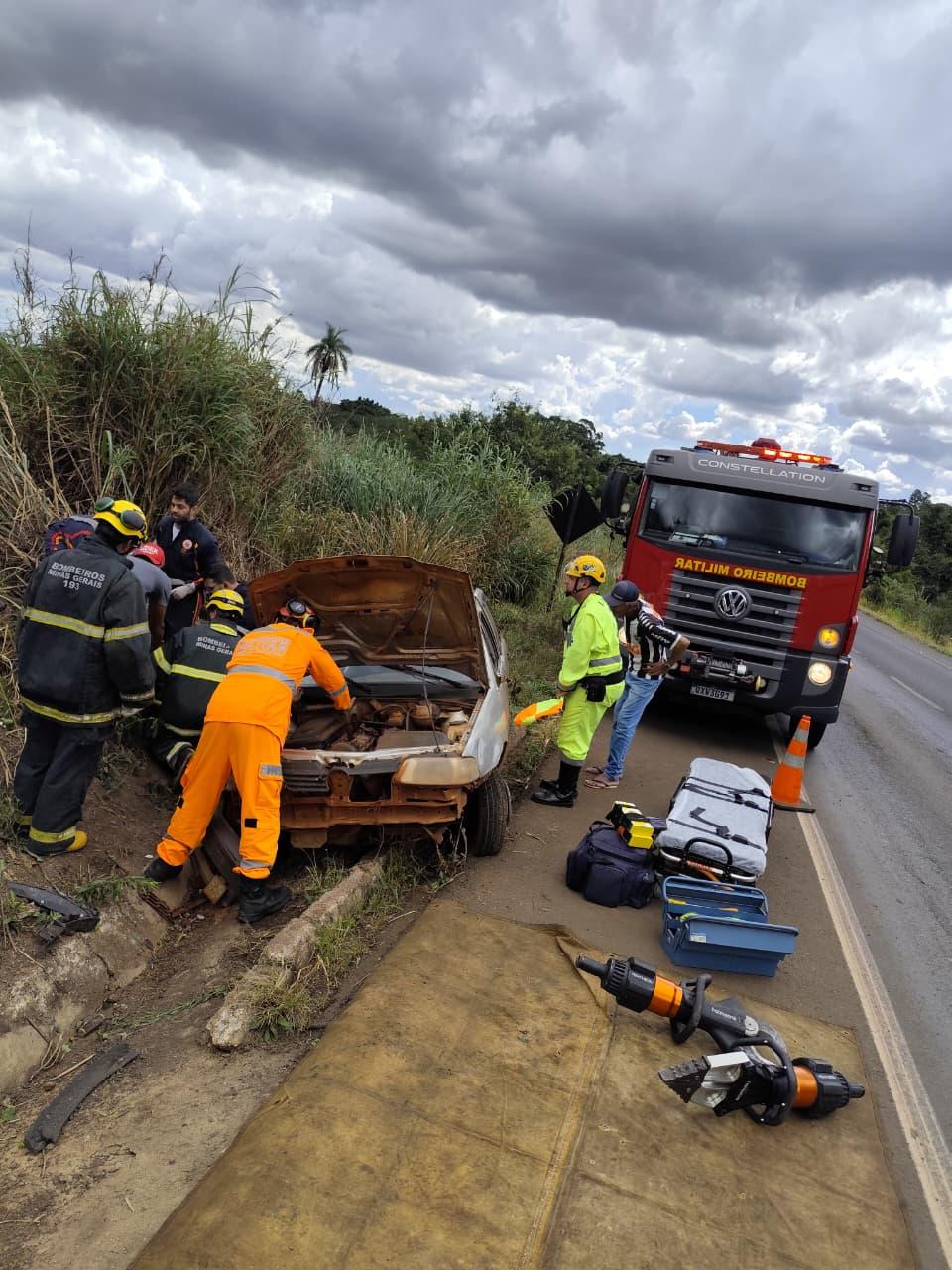 Imagem 1 do post Idoso fica preso às ferragens após batida entre dois carros na BR-365, em Patrocínio