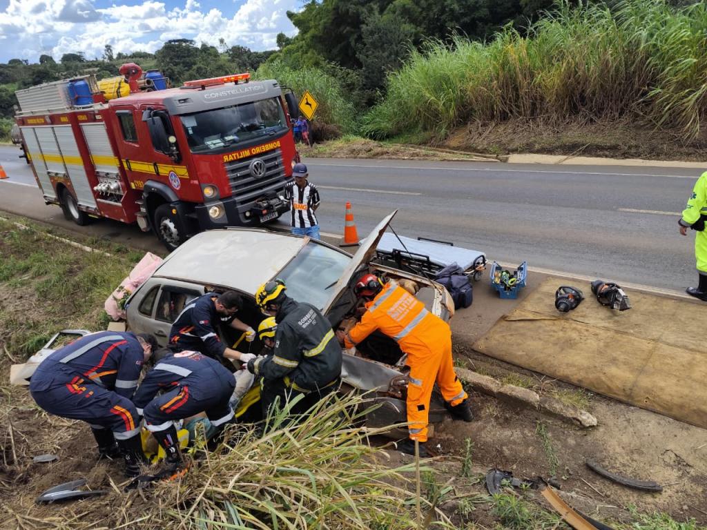 Idoso fica preso às ferragens após batida entre dois carros na BR-365, em Patrocínio