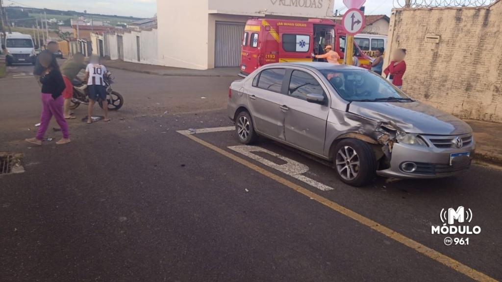 Motociclista é socorrido após acidente entre carro e moto...